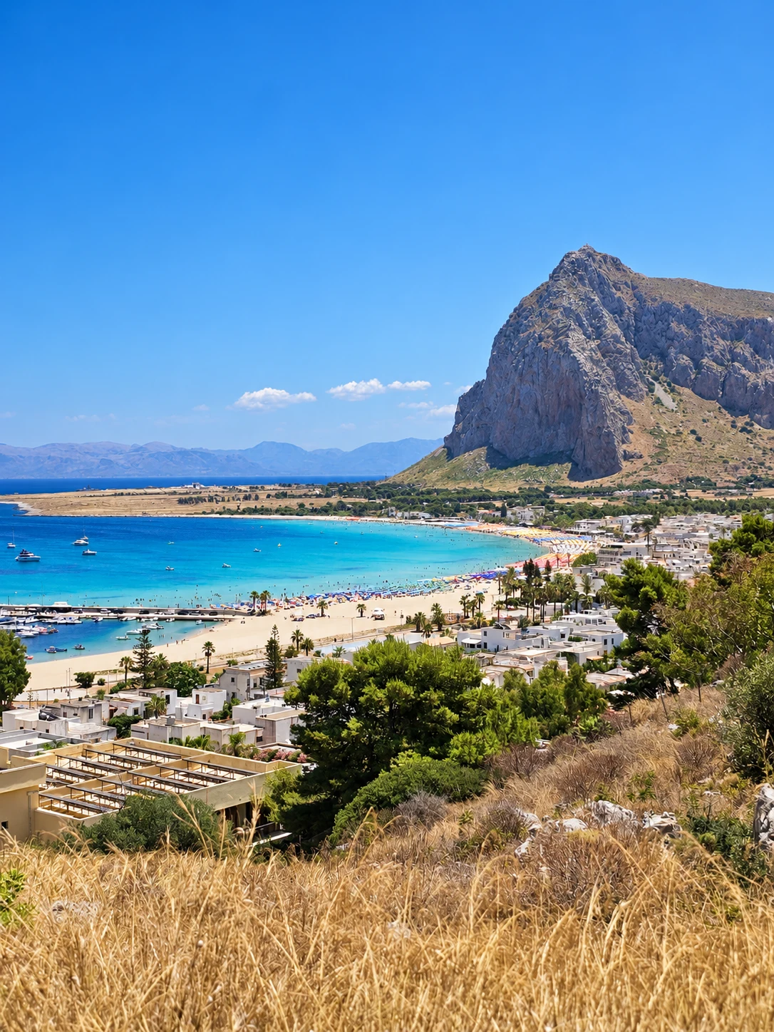 La spiaggia di San Vito Lo Capo con Monte Monaco sullo sfondo